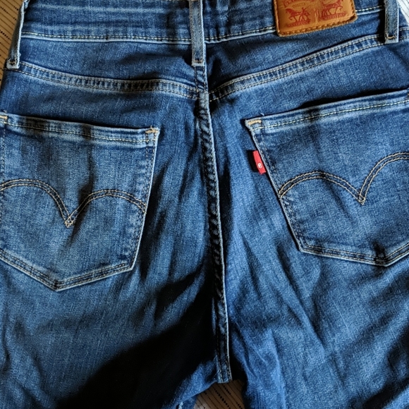 🖤SOLD🖤Levi's 721s • High Rise Medium Wash Skinnies - Picture 2 of 4